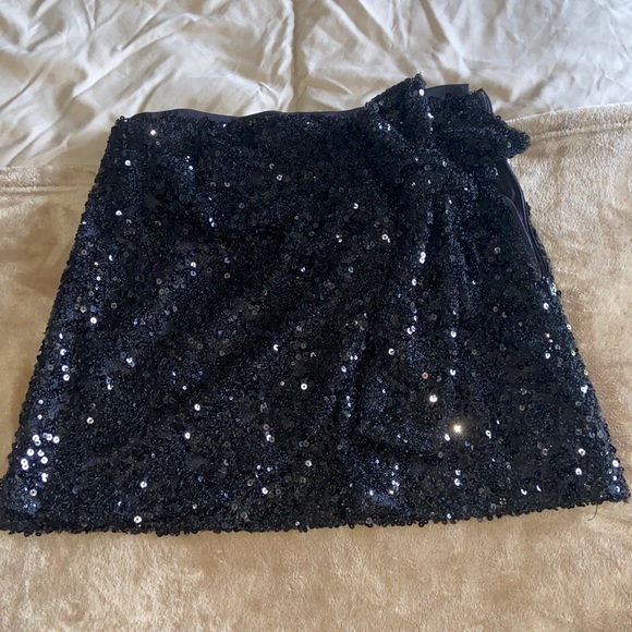 Size small LULU skirt - Picture 1 of 3